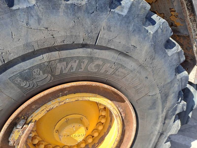 Riteņu iekrāvējs Volvo L 180 G: foto 9