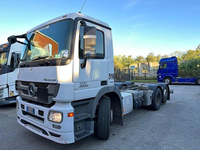 Mercedes-Benz ACTROS 2532 - Šasija kravas automašīna: foto 2 Mercedes-Benz ACTROS 2532 - Šasija kravas automašīna: foto 2