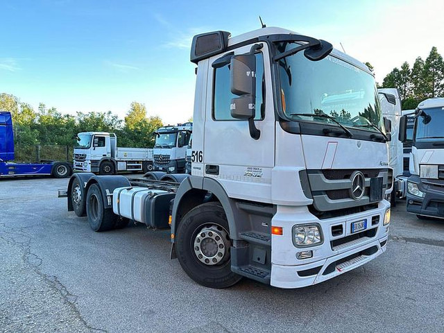 Mercedes-Benz ACTROS 2532 - Šasija kravas automašīna: foto 1 Mercedes-Benz ACTROS 2532 - Šasija kravas automašīna: foto 1