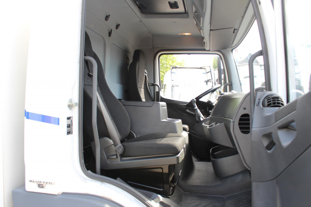 Mercedes-Benz Atego 1221 E6 Koffer Klima LDW Schalter LBW - Kravas automašīna: foto 4 Mercedes-Benz Atego 1221 E6 Koffer Klima LDW Schalter LBW - Kravas automašīna: foto 4