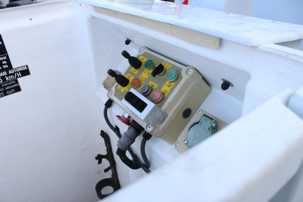 Renault Master Comilev 100TF1 10m Klima nur 167h HU-UVV - Autopacēlājs: foto 3 Renault Master Comilev 100TF1 10m Klima nur 167h HU-UVV - Autopacēlājs: foto 3