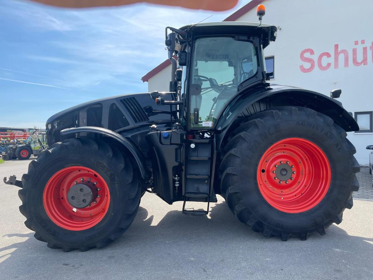 CLAAS Axion 920 CMATIC mit FZW, Black, Schwarz - Traktors: foto 2 CLAAS Axion 920 CMATIC mit FZW, Black, Schwarz - Traktors: foto 2