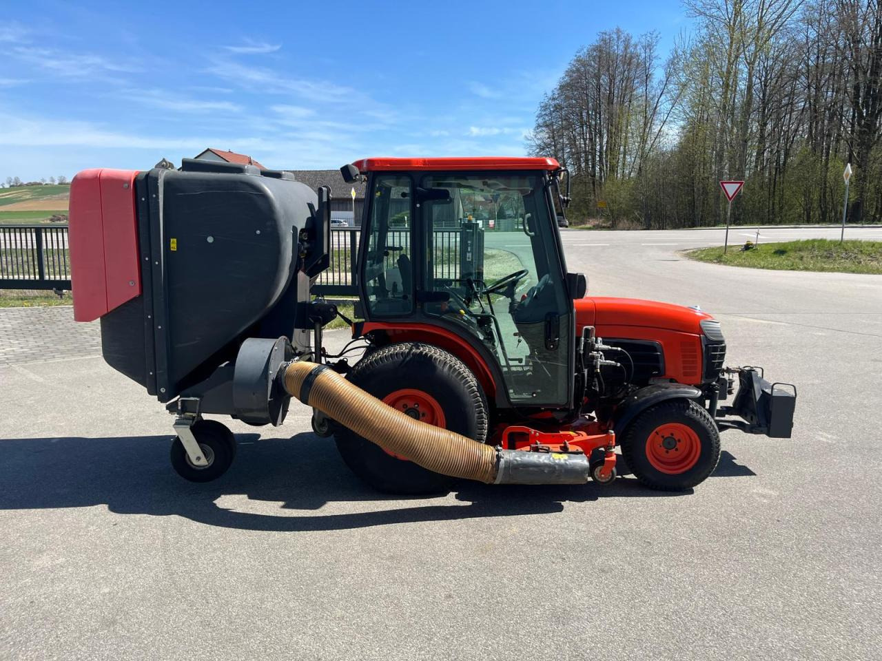 Kubota B3030 Rasenmäher mit Grüngutbehälter, Hochentlader - Zāles pļāvējs: foto 4 Kubota B3030 Rasenmäher mit Grüngutbehälter, Hochentlader - Zāles pļāvējs: foto 4