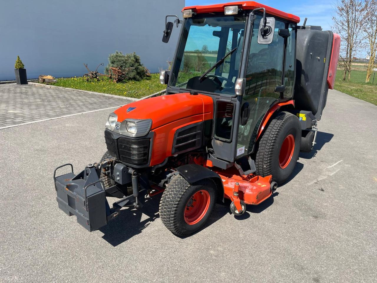 Kubota B3030 Rasenmäher mit Grüngutbehälter, Hochentlader - Zāles pļāvējs: foto 2 Kubota B3030 Rasenmäher mit Grüngutbehälter, Hochentlader - Zāles pļāvējs: foto 2