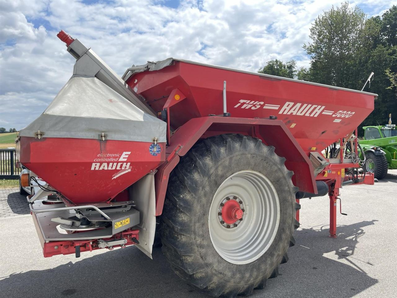 Minerālmēslu izkliedētājs Rauch TWS 5000 Düngerwagen mit Deichsel-Lenkung und Streuer Axera H-EMC, gepflegter Zustand: foto 6 Minerālmēslu izkliedētājs Rauch TWS 5000 Düngerwagen mit Deichsel-Lenkung und Streuer Axera H-EMC, gepflegter Zustand: foto 6