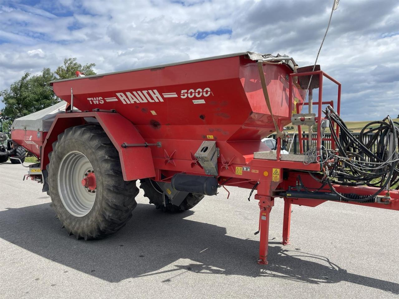 Minerālmēslu izkliedētājs Rauch TWS 5000 Düngerwagen mit Deichsel-Lenkung und Streuer Axera H-EMC, gepflegter Zustand: foto 8 Minerālmēslu izkliedētājs Rauch TWS 5000 Düngerwagen mit Deichsel-Lenkung und Streuer Axera H-EMC, gepflegter Zustand: foto 8