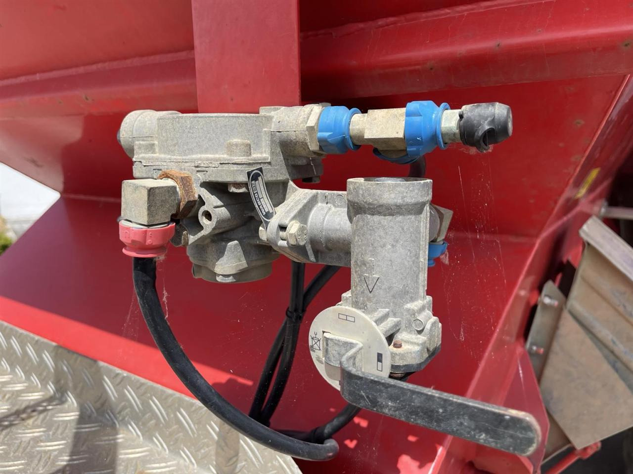 Minerālmēslu izkliedētājs Rauch TWS 5000 Düngerwagen mit Deichsel-Lenkung und Streuer Axera H-EMC, gepflegter Zustand: foto 10 Minerālmēslu izkliedētājs Rauch TWS 5000 Düngerwagen mit Deichsel-Lenkung und Streuer Axera H-EMC, gepflegter Zustand: foto 10