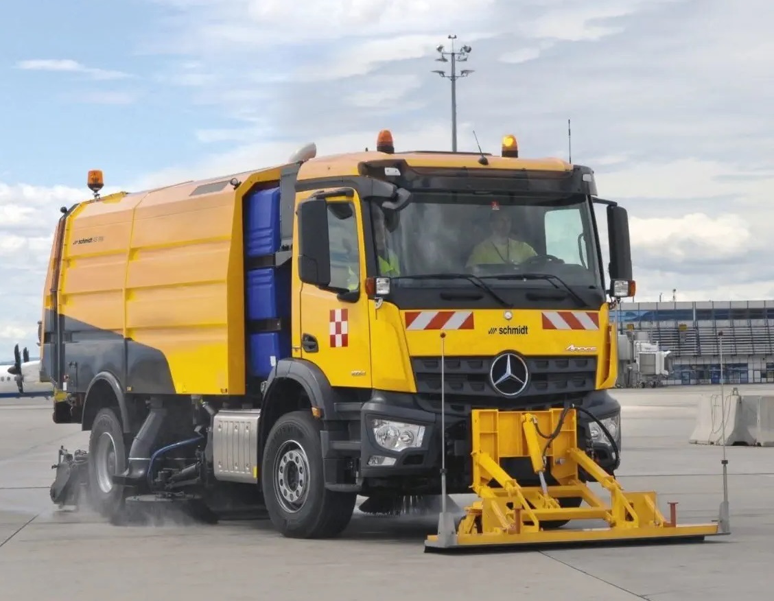 Runway Sweeper Schmidt AS990 - Ielu tīrīšanas mašīna: foto 5 Runway Sweeper Schmidt AS990 - Ielu tīrīšanas mašīna: foto 5