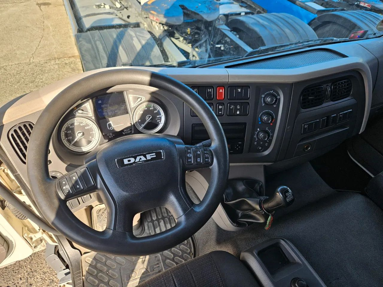 Kravas automašīna ar tentu DAF LF 180 7.5 t: foto 8