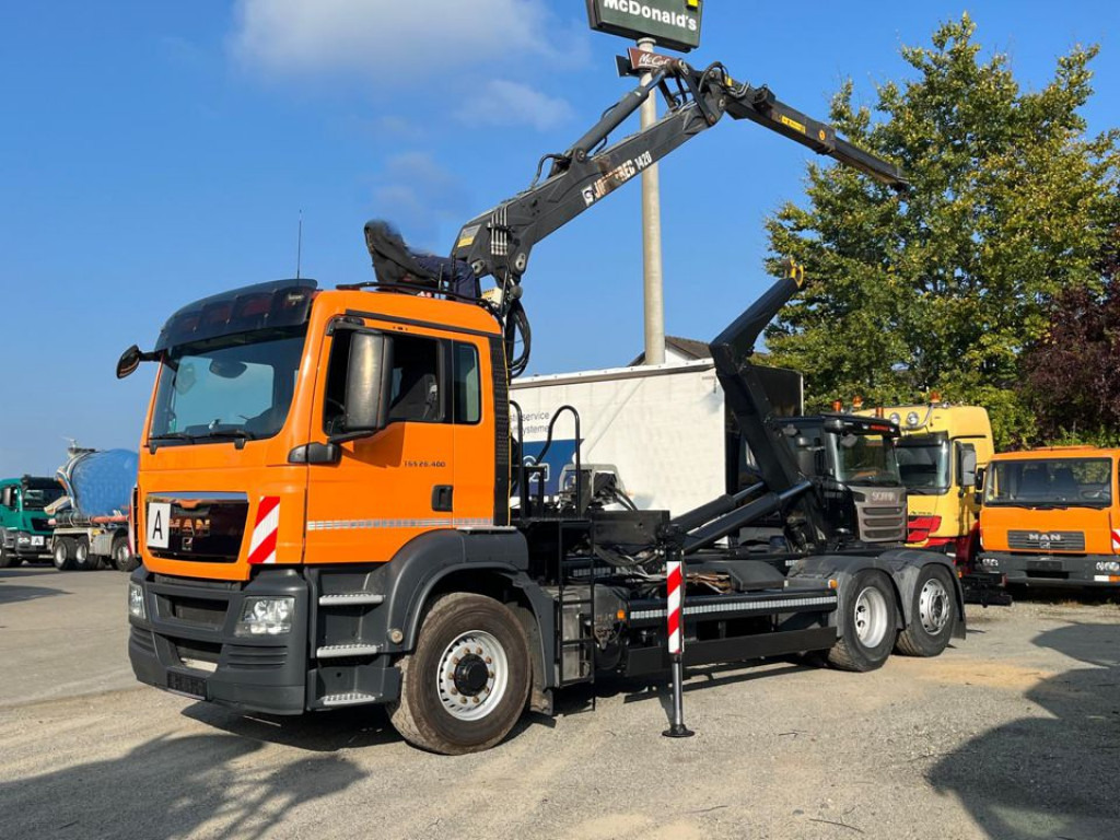 MAN TG-S 26.400 6x4H-2 BL Abrollkipper mit Kran Lift Lenk - Pacēlājs ar āķi, Kravas auto ar manipulatoru: foto 1 MAN TG-S 26.400 6x4H-2 BL Abrollkipper mit Kran Lift Lenk - Pacēlājs ar āķi, Kravas auto ar manipulatoru: foto 1