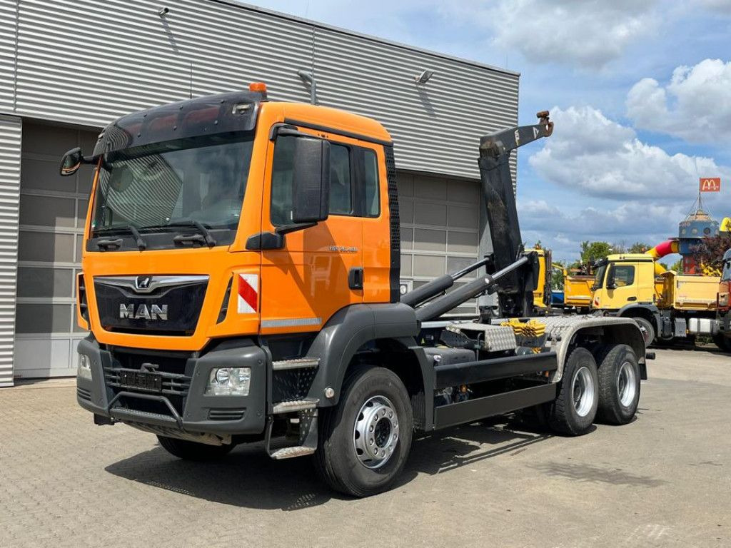 MAN TG-S 26.460 6x4 BB Abrollkipper kurzer Radstand - Pacēlājs ar āķi: foto 1 MAN TG-S 26.460 6x4 BB Abrollkipper kurzer Radstand - Pacēlājs ar āķi: foto 1