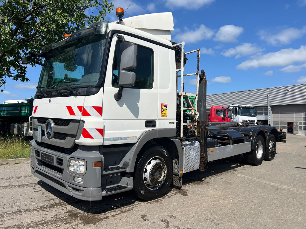 MERCEDES-BENZ Actros 2541 L6x2 Abrollkipper mit Kran Funk+Greiferst - Pacēlājs ar āķi, Kravas auto ar manipulatoru: foto 1 MERCEDES-BENZ Actros 2541 L6x2 Abrollkipper mit Kran Funk+Greiferst - Pacēlājs ar āķi, Kravas auto ar manipulatoru: foto 1