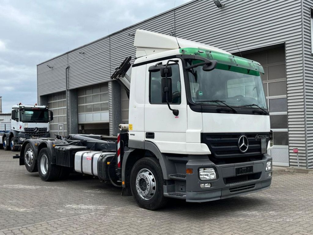 Mercedes-Benz Actros 2541 L6x2 Abrollkipper mit Kran Funk+Grei - Pacēlājs ar āķi, Kravas auto ar manipulatoru: foto 2 Mercedes-Benz Actros 2541 L6x2 Abrollkipper mit Kran Funk+Grei - Pacēlājs ar āķi, Kravas auto ar manipulatoru: foto 2