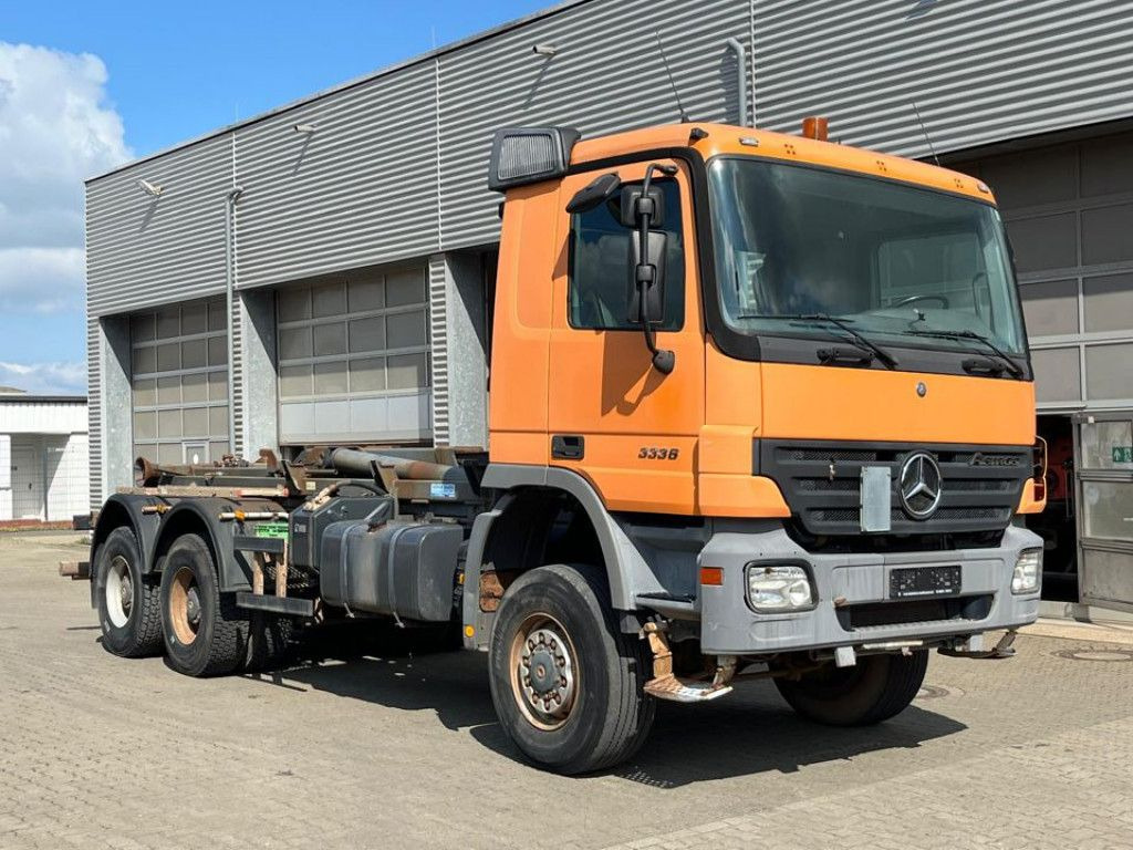 Mercedes-Benz Actros 3336 AK 6x6 Abrollkipper org. nur 84TKM - Pacēlājs ar āķi: foto 2 Mercedes-Benz Actros 3336 AK 6x6 Abrollkipper org. nur 84TKM - Pacēlājs ar āķi: foto 2