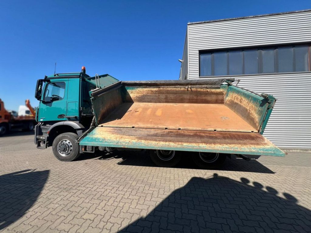 Mercedes-Benz Arocs 2636 6x6 HAD 3-Achs Allradkipper Meiller Mercedes-Benz Arocs 2636 6x6 HAD 3-Achs Allradkipper Meiller - Kravas automašīna pašizgāzējs: foto 5 Mercedes-Benz Arocs 2636 6x6 HAD 3-Achs Allradkipper Meiller Mercedes-Benz Arocs 2636 6x6 HAD 3-Achs Allradkipper Meiller - Kravas automašīna pašizgāzējs: foto 5