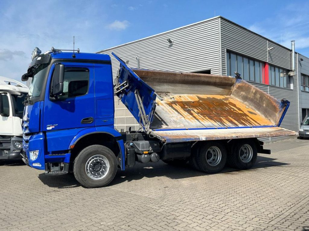 Mercedes-Benz Arocs 2642 6x4 3-Achs Kipper Bordmatik nur 163TK - Kravas automašīna pašizgāzējs: foto 3 Mercedes-Benz Arocs 2642 6x4 3-Achs Kipper Bordmatik nur 163TK - Kravas automašīna pašizgāzējs: foto 3