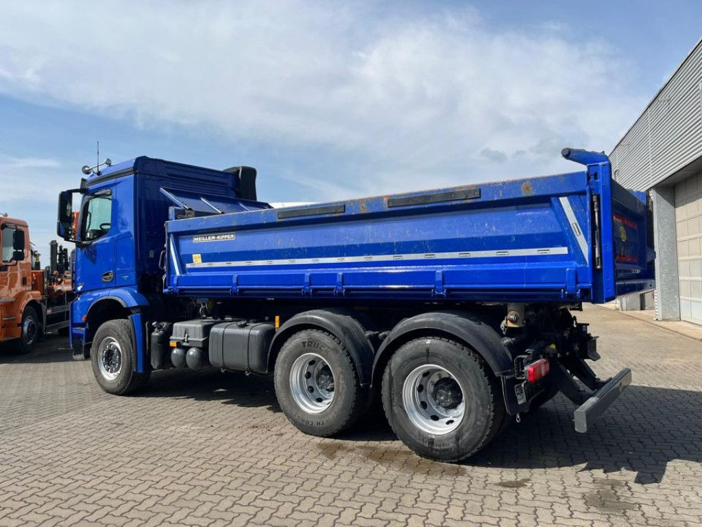 Mercedes-Benz Arocs 2642 6x4 3-Achs Kipper Bordmatik nur 163TK - Kravas automašīna pašizgāzējs: foto 4 Mercedes-Benz Arocs 2642 6x4 3-Achs Kipper Bordmatik nur 163TK - Kravas automašīna pašizgāzējs: foto 4