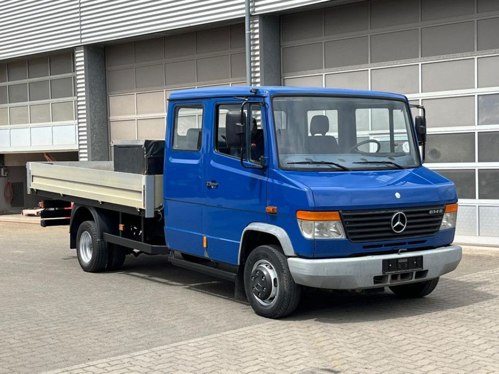 Mercedes-Benz Vario 614 D Pritsche Doppelkabine LKW Motor 4.3 - Automašīna ar kravas platformu, Kravas-pasažieru furgons: foto 2 Mercedes-Benz Vario 614 D Pritsche Doppelkabine LKW Motor 4.3 - Automašīna ar kravas platformu, Kravas-pasažieru furgons: foto 2
