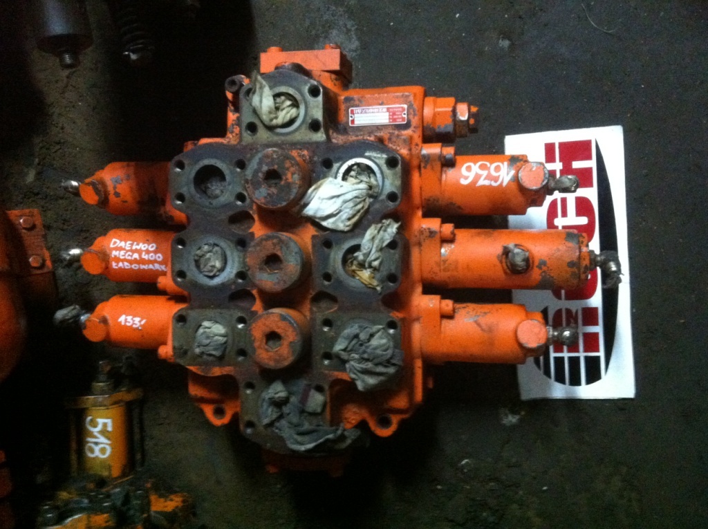 SHIBAURA MRT40D1 F1D1-S3 - 3 SEKCYJNY - Hidrauliskais vārsts - Riteņu iekrāvējs: foto 1 SHIBAURA MRT40D1 F1D1-S3 - 3 SEKCYJNY - Hidrauliskais vārsts - Riteņu iekrāvējs: foto 1