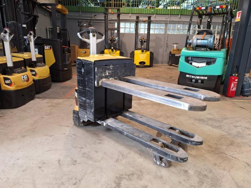 Caterpillar NPP20N2E - Rokas palešu ratiņi: foto 1 Caterpillar NPP20N2E - Rokas palešu ratiņi: foto 1
