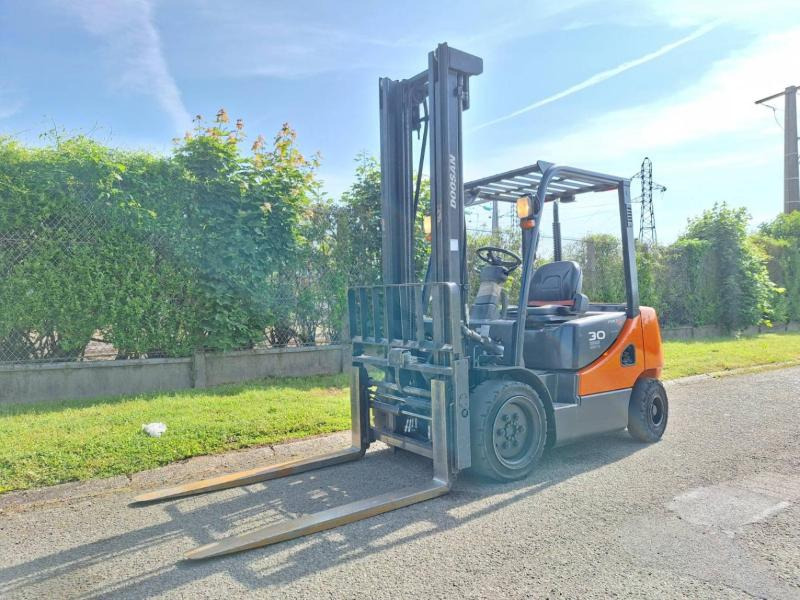 Doosan D30S 5 - Dīzeļiekrāvējs: foto 2 Doosan D30S 5 - Dīzeļiekrāvējs: foto 2