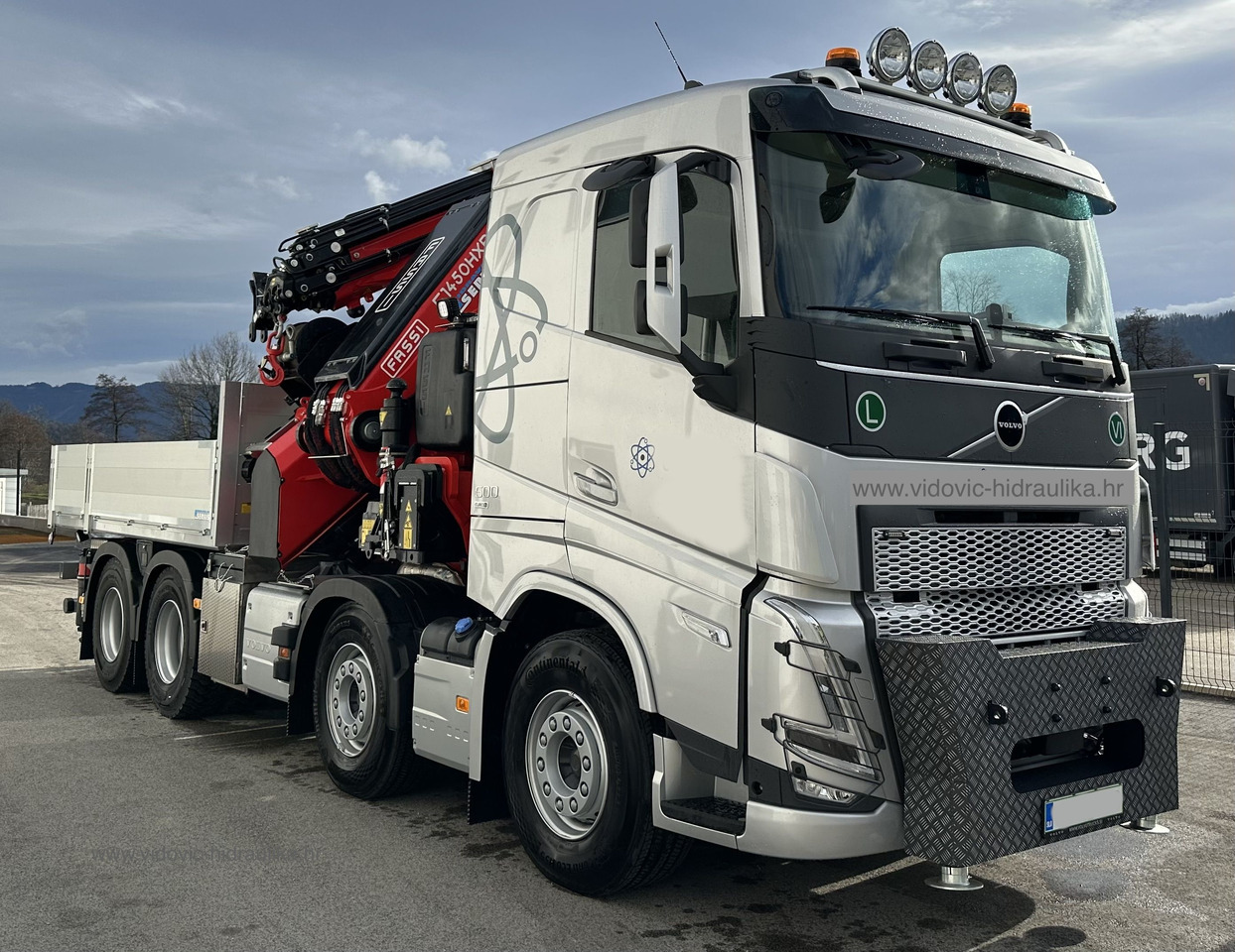 VOLVO Hiab Palfinger Fassi F1450 - Kravas auto ar manipulatoru: foto 1 VOLVO Hiab Palfinger Fassi F1450 - Kravas auto ar manipulatoru: foto 1