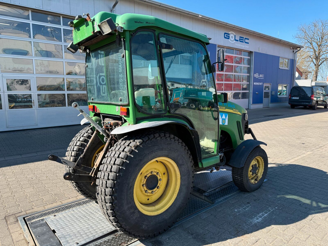 John Deere 3520 Kommunaltrak. Frontkraftheber Kuppeldreieck - Traktors: foto 3 John Deere 3520 Kommunaltrak. Frontkraftheber Kuppeldreieck - Traktors: foto 3