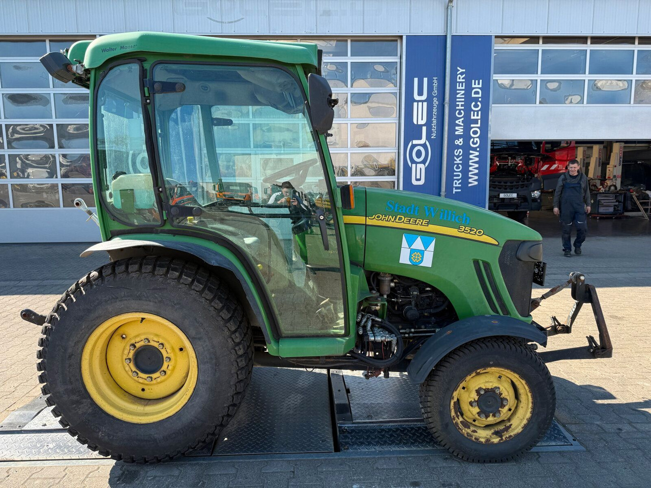 John Deere 3520 Kommunaltrak. Frontkraftheber Kuppeldreieck - Traktors: foto 2 John Deere 3520 Kommunaltrak. Frontkraftheber Kuppeldreieck - Traktors: foto 2