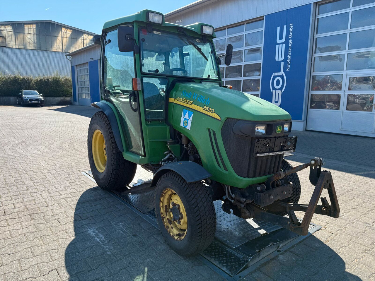 John Deere 3520 Kommunaltrak. Frontkraftheber Kuppeldreieck - Traktors: foto 1 John Deere 3520 Kommunaltrak. Frontkraftheber Kuppeldreieck - Traktors: foto 1