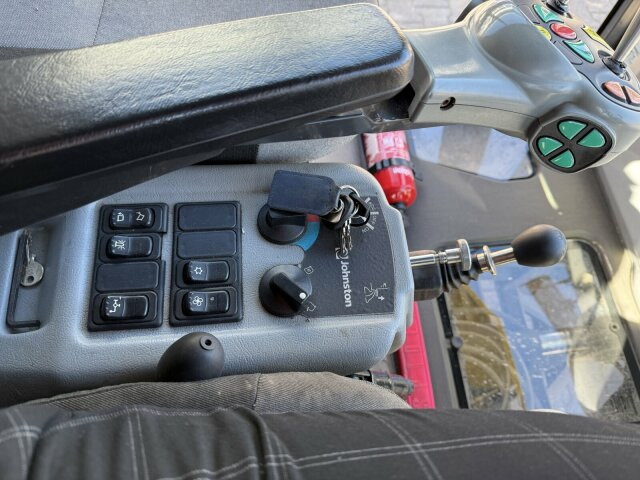 Johnston C202 Kleinkehrmaschine 2 M³ - 6.000 h - Ielu tīrīšanas mašīna: foto 5 Johnston C202 Kleinkehrmaschine 2 M³ - 6.000 h - Ielu tīrīšanas mašīna: foto 5