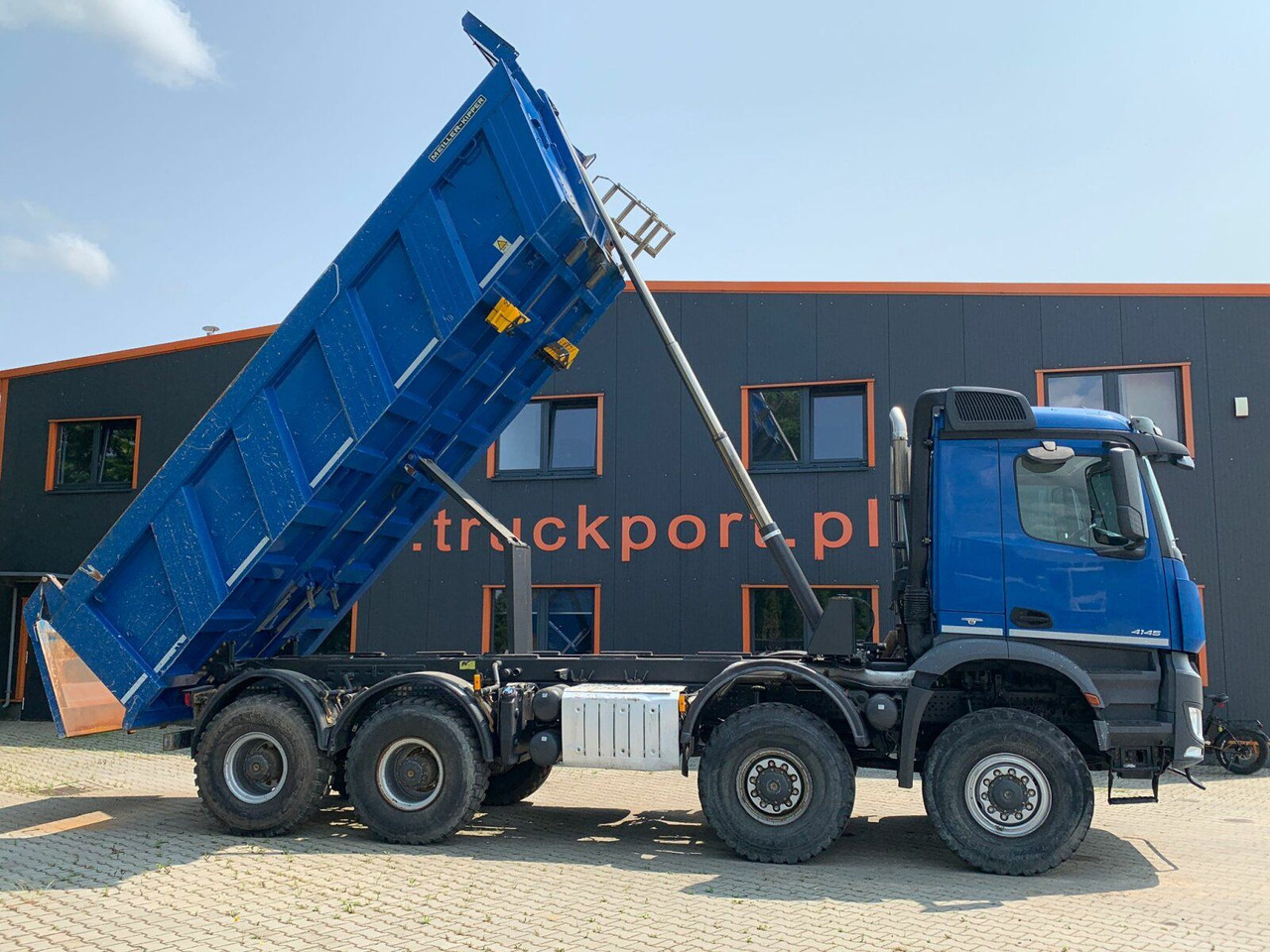 Mercedes-Benz AROCS 4145 8x8 EURO6 Muldenkipper TOP! - Kravas automašīna pašizgāzējs: foto 4 Mercedes-Benz AROCS 4145 8x8 EURO6 Muldenkipper TOP! - Kravas automašīna pašizgāzējs: foto 4
