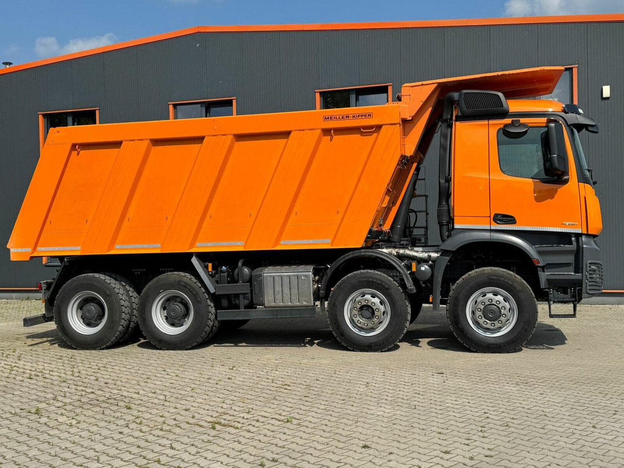 Mercedes-Benz AROCS 4851 8x6 Euro 6 Gesteinkipper MEILLER 25m³ - Kravas automašīna pašizgāzējs: foto 4 Mercedes-Benz AROCS 4851 8x6 Euro 6 Gesteinkipper MEILLER 25m³ - Kravas automašīna pašizgāzējs: foto 4