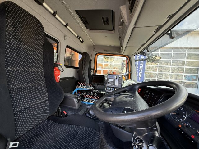 Mercedes-Benz Atego 1324 4x2 Kehrmaschine Viajet 6R/L - Ielu tīrīšanas mašīna: foto 2 Mercedes-Benz Atego 1324 4x2 Kehrmaschine Viajet 6R/L - Ielu tīrīšanas mašīna: foto 2