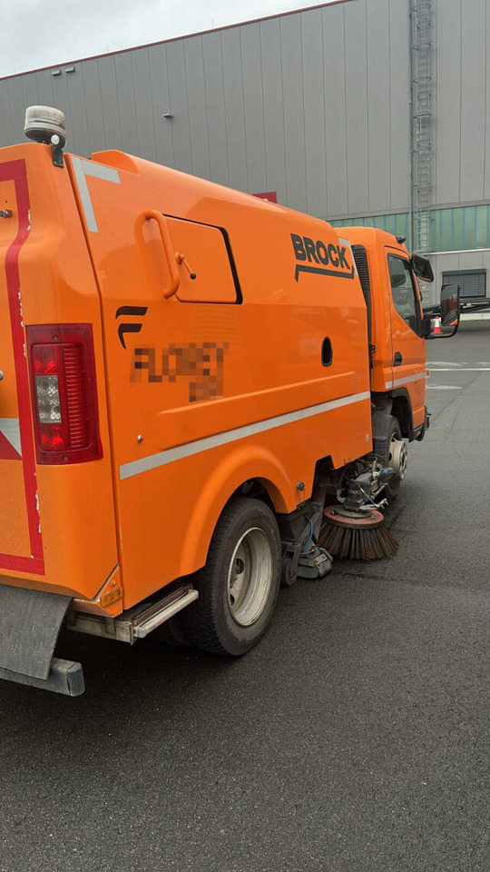 Mitsubishi Canter FUSO Kehrmaschine BROCK SL140 4 m³ - Ielu tīrīšanas mašīna: foto 3 Mitsubishi Canter FUSO Kehrmaschine BROCK SL140 4 m³ - Ielu tīrīšanas mašīna: foto 3