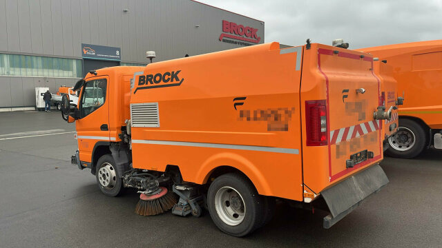 Mitsubishi Canter FUSO Kehrmaschine BROCK SL140 4 m³ - Ielu tīrīšanas mašīna: foto 1 Mitsubishi Canter FUSO Kehrmaschine BROCK SL140 4 m³ - Ielu tīrīšanas mašīna: foto 1