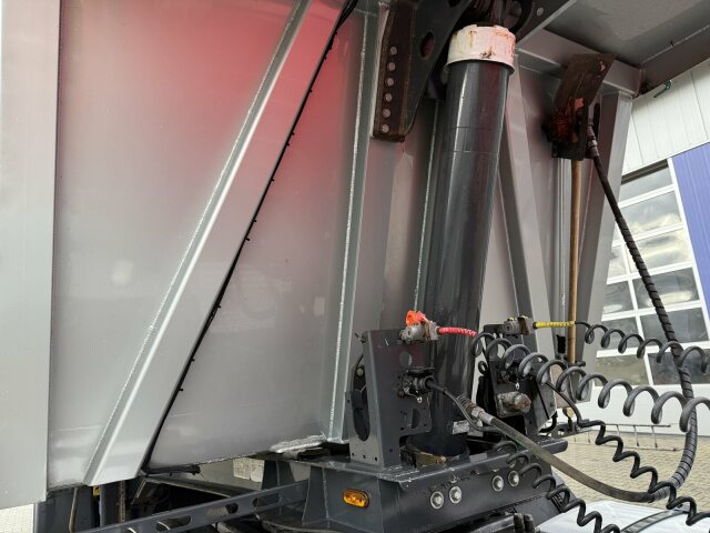 Müller Andernach Kippauflieg 3 Achs elekt. Plane - Puspiekabe pašizgāzējs: foto 3 Müller Andernach Kippauflieg 3 Achs elekt. Plane - Puspiekabe pašizgāzējs: foto 3