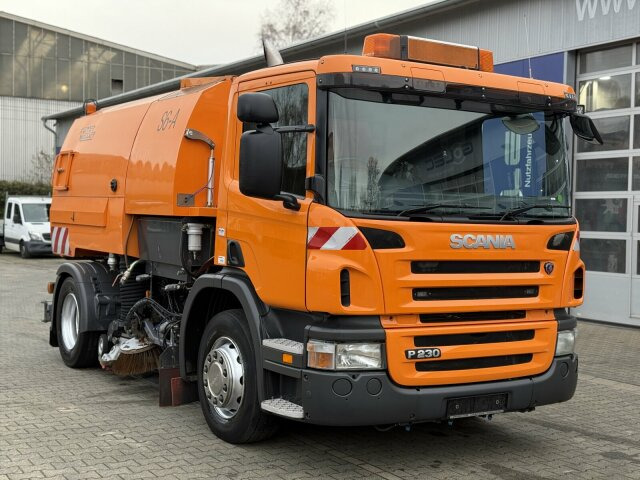 Scania P230 Kehrmaschine Johnston VT605- 6 M³ - Ielu tīrīšanas mašīna: foto 1 Scania P230 Kehrmaschine Johnston VT605- 6 M³ - Ielu tīrīšanas mašīna: foto 1