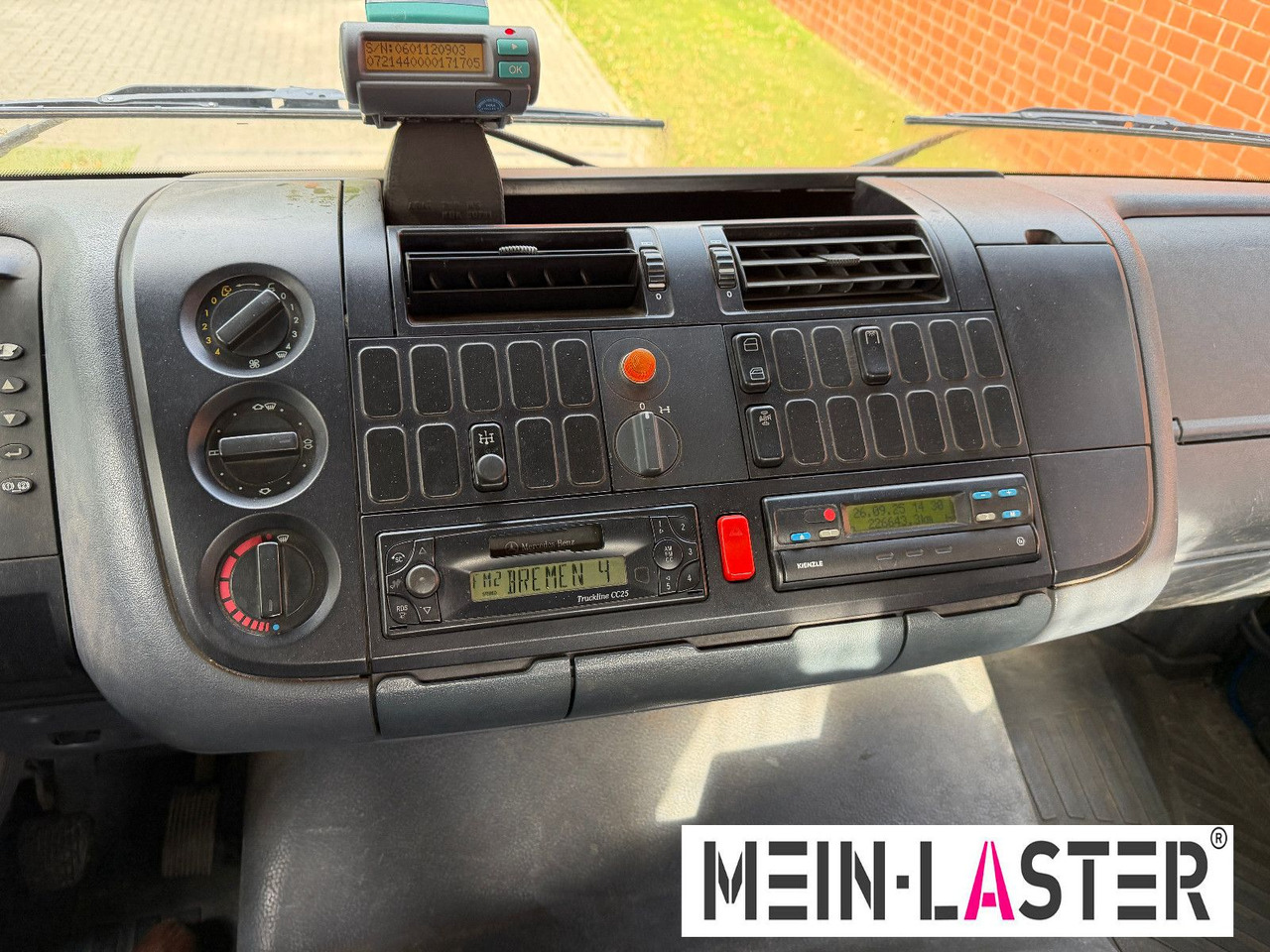 Bortu kravas automašīna/ Platforma, Kravas auto ar manipulatoru Mercedes-Benz 1823 Atego Atlas 105.2 1.Hand nur 226.000 km: foto 8