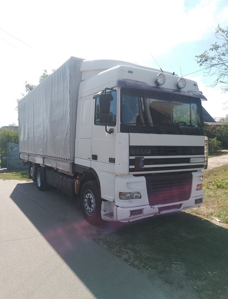 DAF XF95.430 - Kravas automašīna ar tentu: foto 1 DAF XF95.430 - Kravas automašīna ar tentu: foto 1
