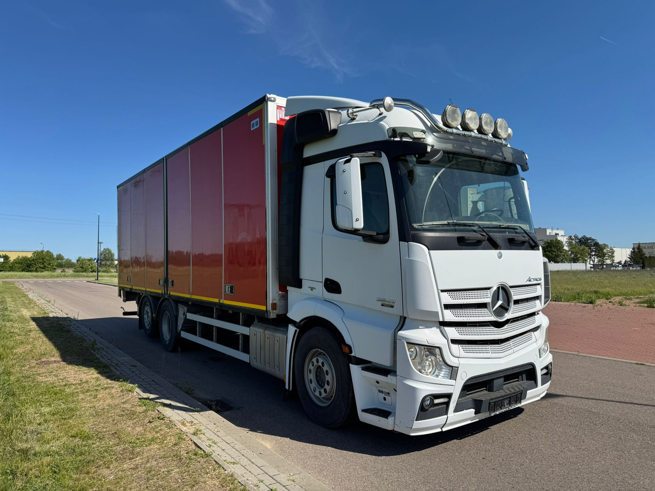MERCEDES-BENZ ACTROS 2542 - Kravas automašīna ar slēgto virsbūvi: foto 1 MERCEDES-BENZ ACTROS 2542 - Kravas automašīna ar slēgto virsbūvi: foto 1