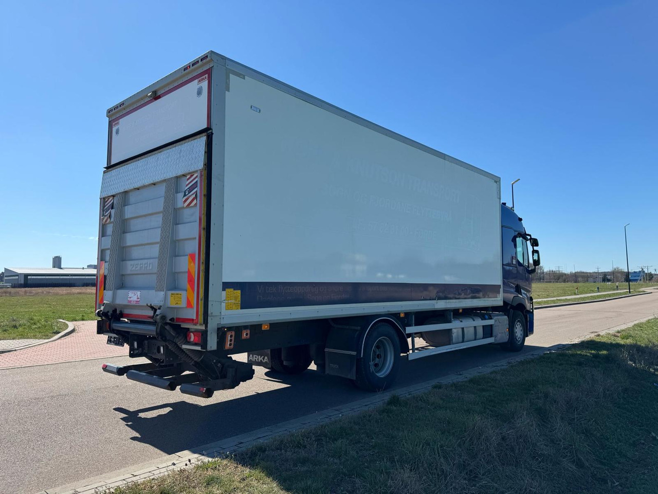 Kravas automašīna ar slēgto virsbūvi RENAULT T380: foto 7
