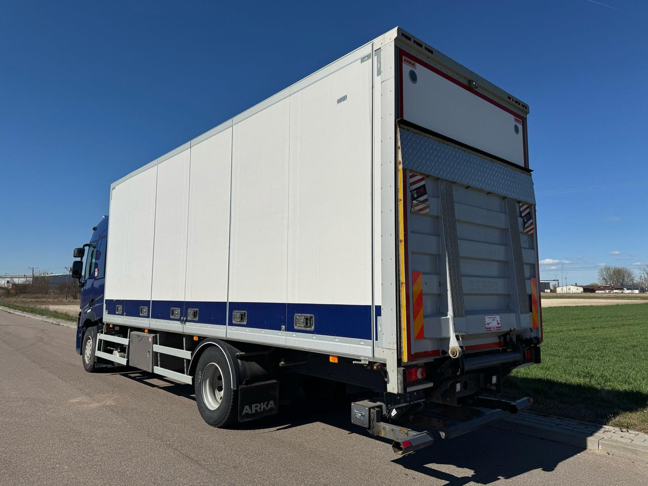 RENAULT T380 - Kravas automašīna ar slēgto virsbūvi: foto 5 RENAULT T380 - Kravas automašīna ar slēgto virsbūvi: foto 5