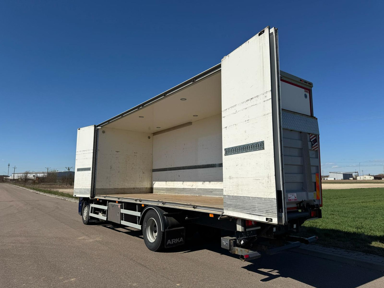 Kravas automašīna ar slēgto virsbūvi RENAULT T380: foto 11