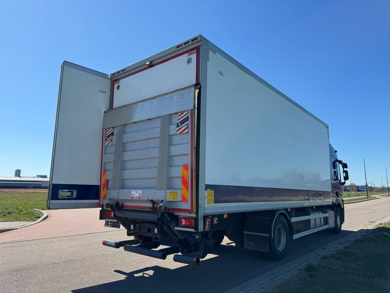 Kravas automašīna ar slēgto virsbūvi RENAULT T380: foto 12