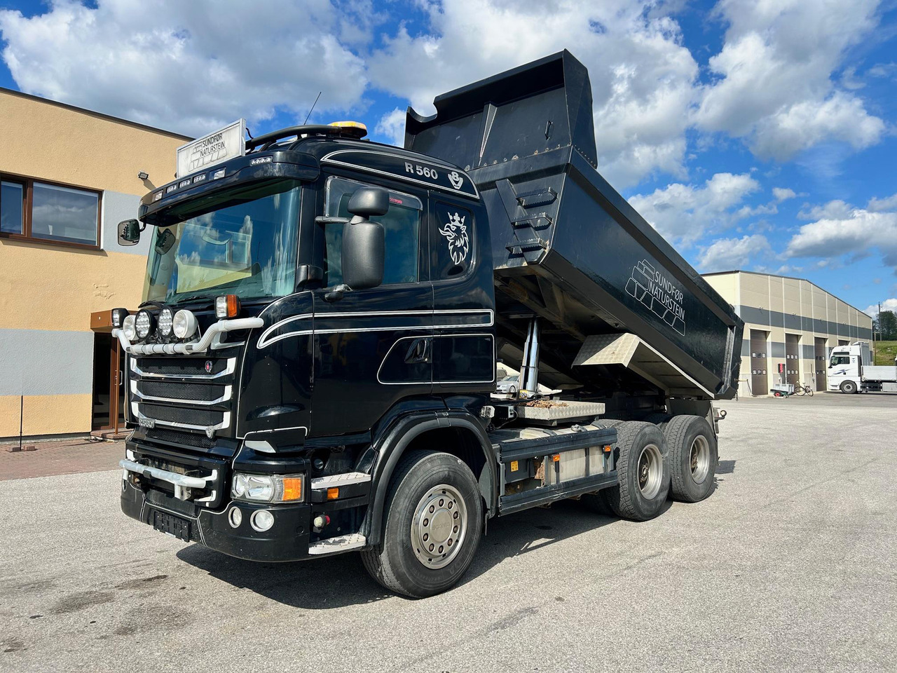 SCANIA R560 - Kravas automašīna pašizgāzējs: foto 4 SCANIA R560 - Kravas automašīna pašizgāzējs: foto 4