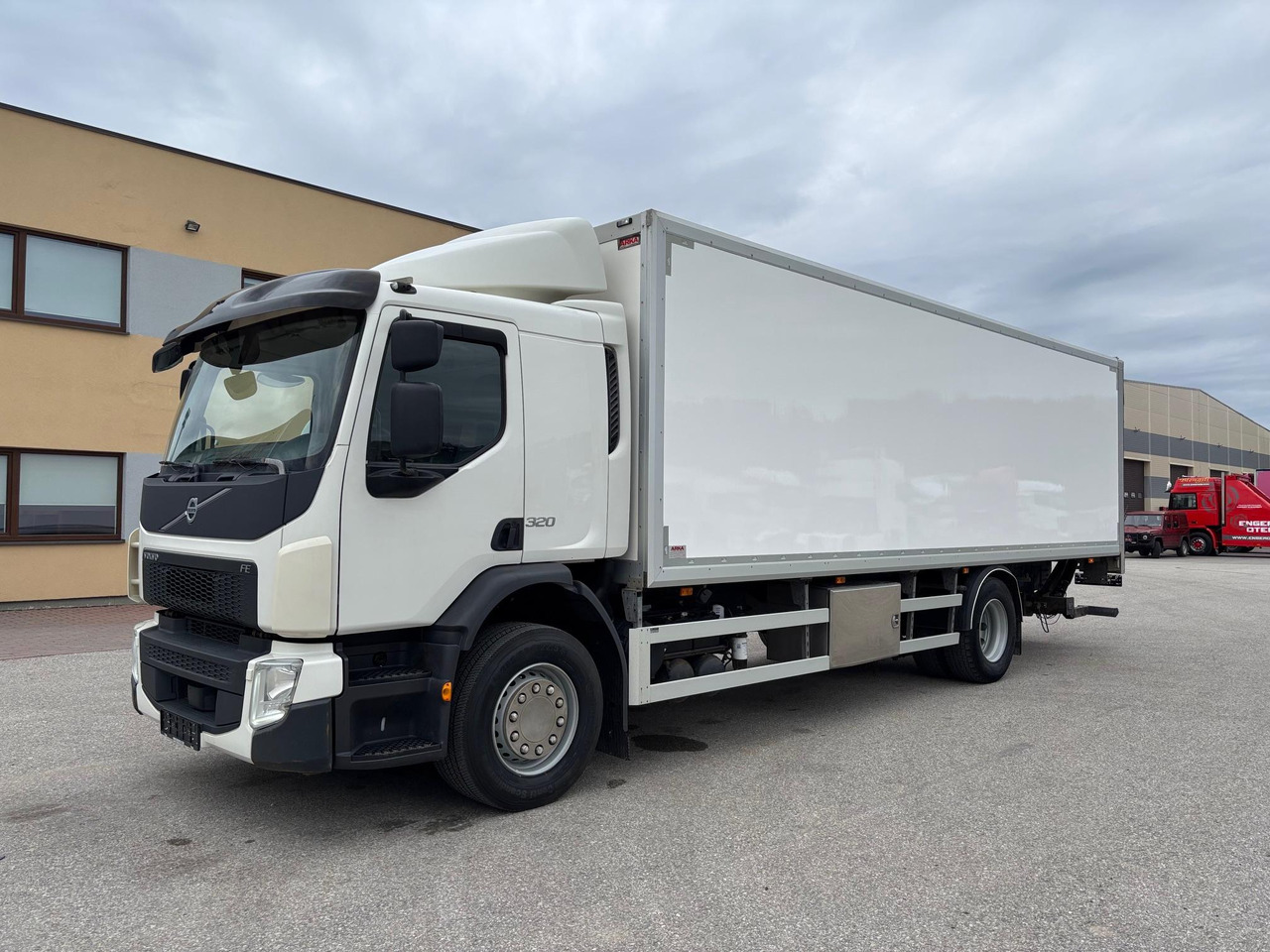 VOLVO FE320 - Kravas automašīna ar slēgto virsbūvi: foto 3 VOLVO FE320 - Kravas automašīna ar slēgto virsbūvi: foto 3