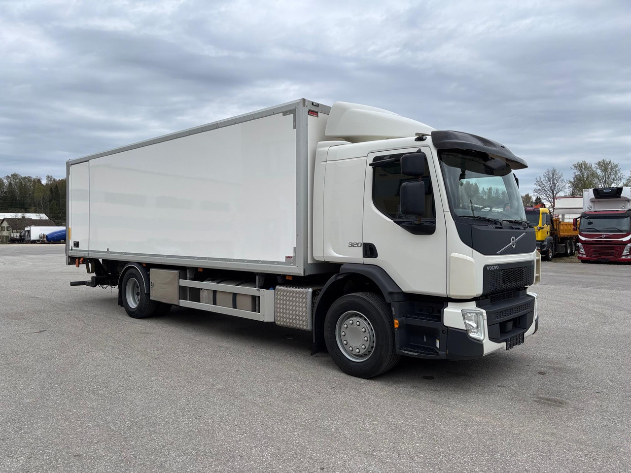 VOLVO FE320 - Kravas automašīna ar slēgto virsbūvi: foto 1 VOLVO FE320 - Kravas automašīna ar slēgto virsbūvi: foto 1