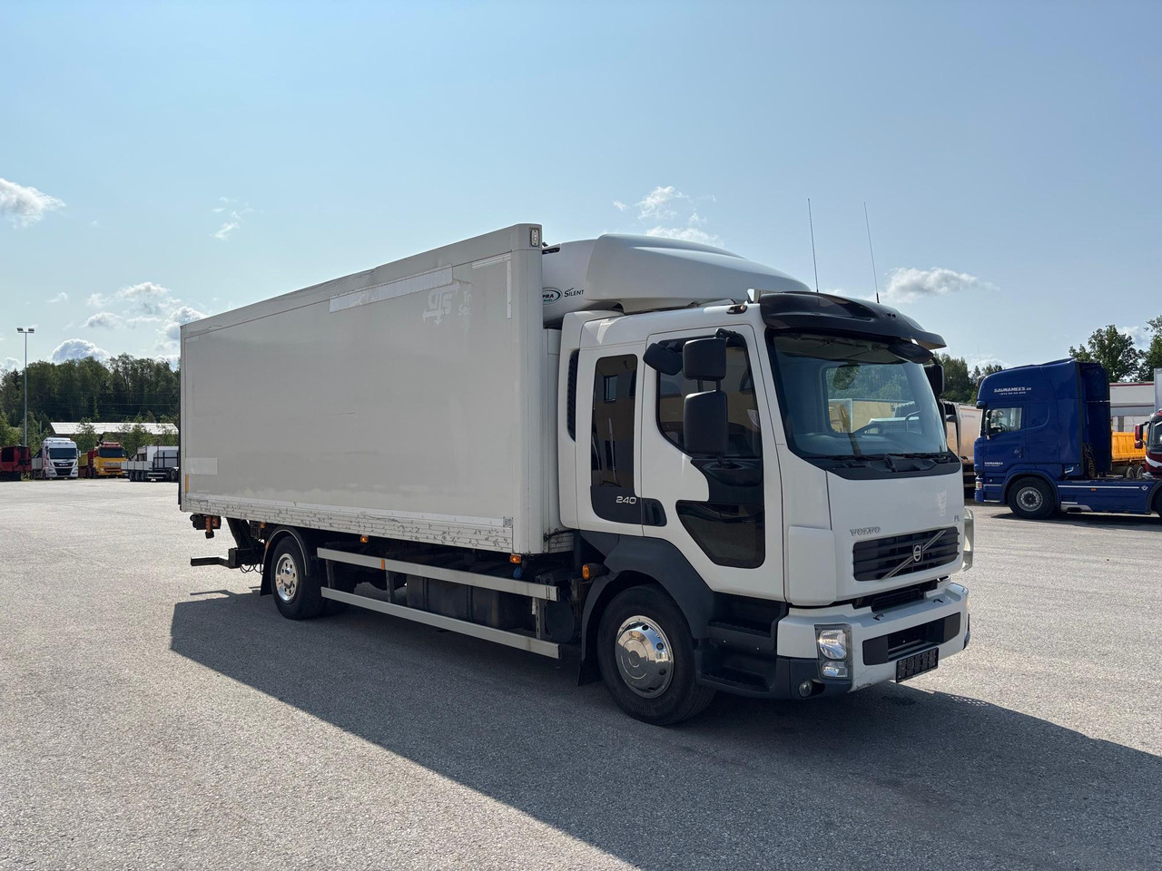 VOLVO FL240 - Kravas automašīna refrižerators: foto 1 VOLVO FL240 - Kravas automašīna refrižerators: foto 1