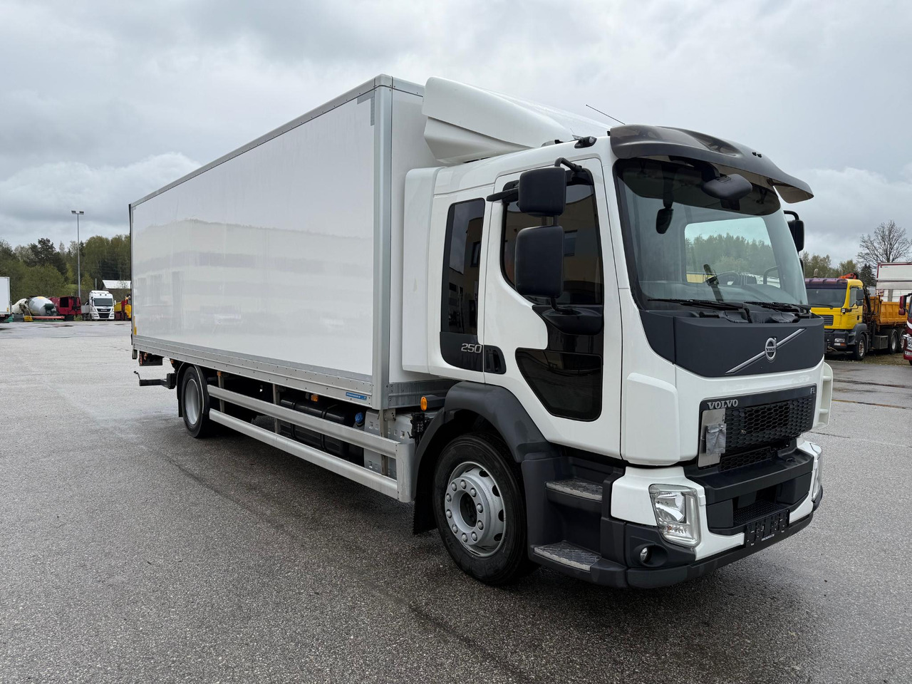 VOLVO FL250 - Kravas automašīna ar slēgto virsbūvi: foto 1 VOLVO FL250 - Kravas automašīna ar slēgto virsbūvi: foto 1