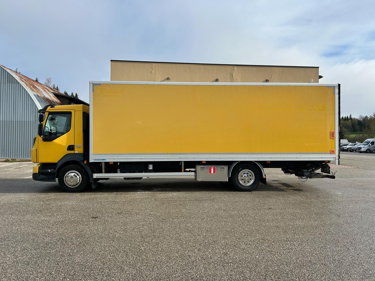 VOLVO FL250 - Kravas automašīna ar slēgto virsbūvi: foto 2 VOLVO FL250 - Kravas automašīna ar slēgto virsbūvi: foto 2